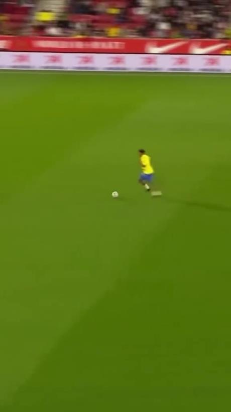 45歲還開(kāi)掛！小羅再現(xiàn)牛尾巴過(guò)人，微笑單挑門(mén)將輕松打進(jìn)